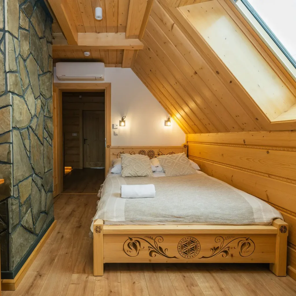 1x1 1200 Dzianisz Chocholow Domki W Gorach Sypialnia Poddasze Drewno 1024x1024