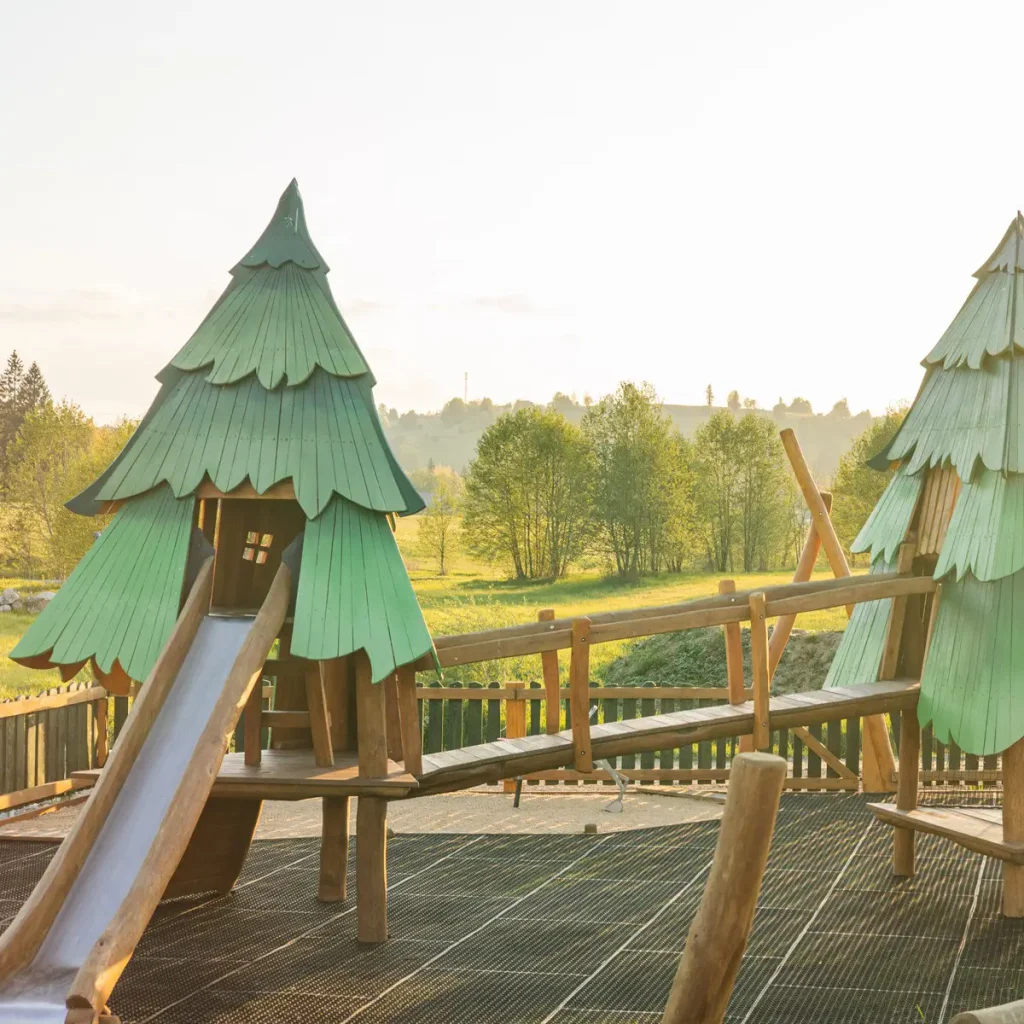 1x1 1200 Pobyt Zakopane Dzianisz Chocholow Plac Zabaw Domki Drzewa Zachod Slonca 1024x1024