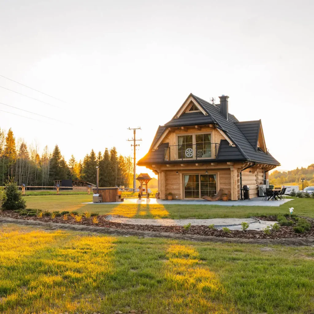 1x1 1200 Dom Goralski Drewniany Zachod Slonca Dzianis Chocholow 1024x1024