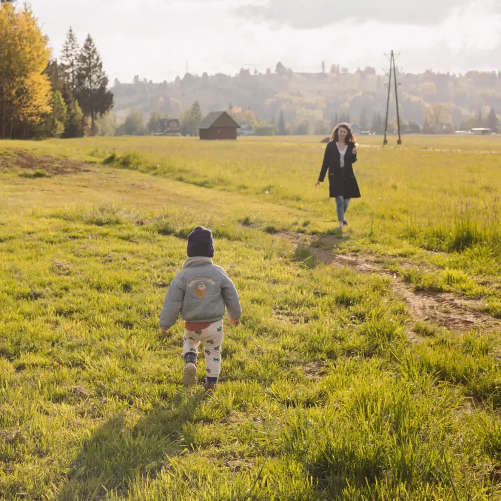 1x1 1200 Domki W Gorach Dziecko I Kobieta Na Polu 1024x1024