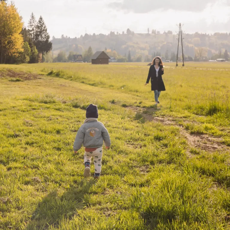 1×1-1200-domki-w-gorach-dziecko-i-kobieta-na-polu