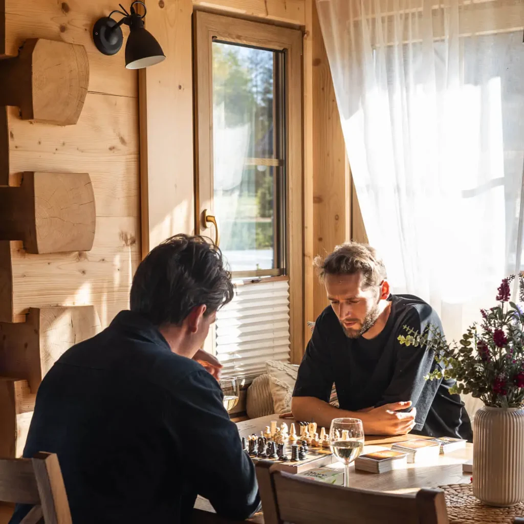 1x1 1200 Domki W Gorach Gra W Szachy Dwoch Mezczyzn 1024x1024