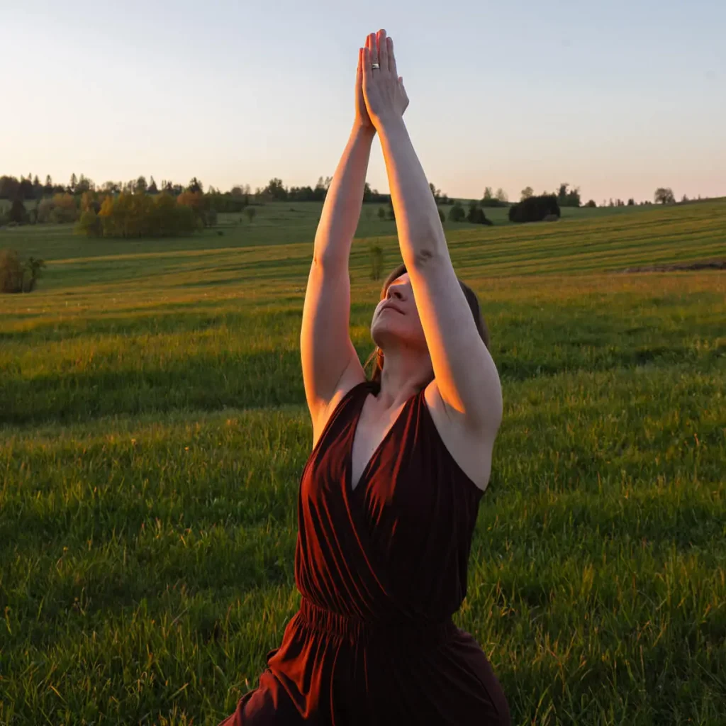 1x1 1200 Domki W Gorach Kobieta Joga Zachod Slonca 1024x1024