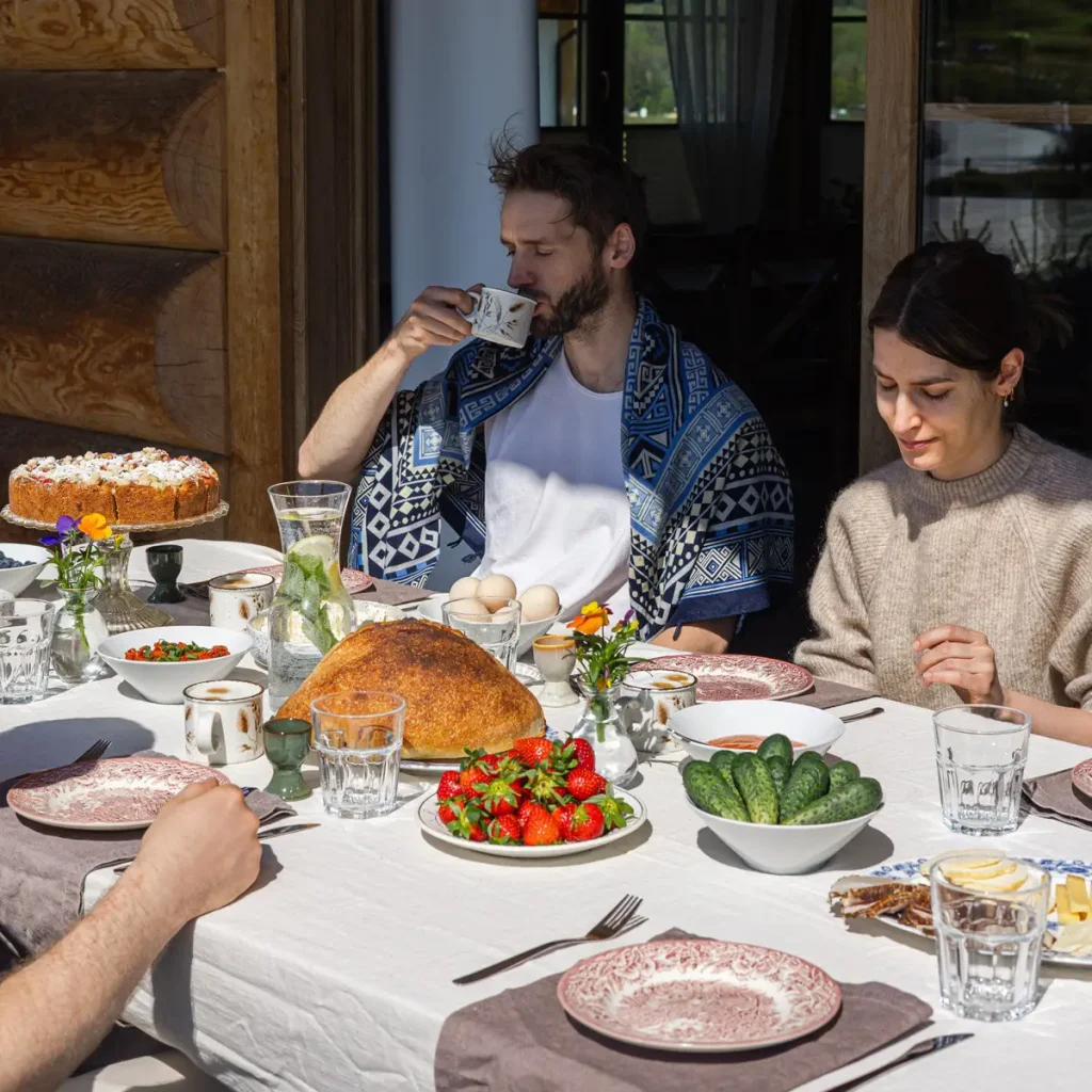 1x1 1200 Domki W Gorach Sniadanie Na Zewnatrz 1024x1024