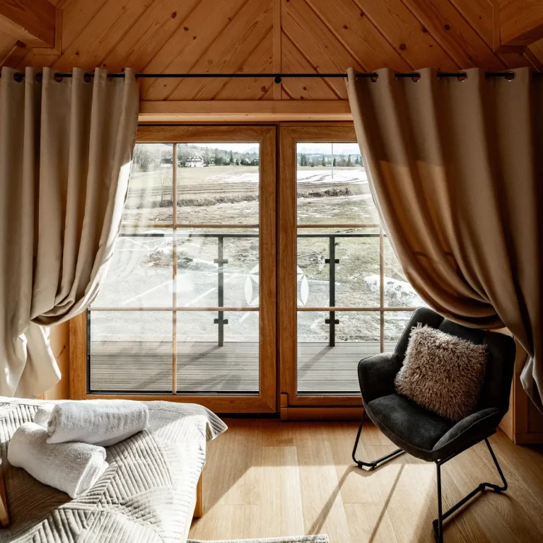 1×1-1200-wnetrze-drewniane-gorski-widok